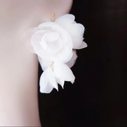 シフォン サテン 花 大ぶり オーガンジー ロング タッセル ふわふわ ホワイト 花 パール 上品 フォーマル 結婚式 7枚目の画像