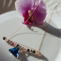 湛藍色的施華洛世奇水晶元素及碧璽項鍊，925純銀的玫瑰金色鍊條 第5張的照片