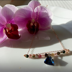 湛藍色的施華洛世奇水晶元素及碧璽項鍊，925純銀的玫瑰金色鍊條 第1張的照片