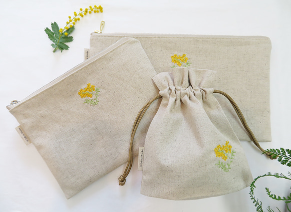 2508-31 手のひら巾着サシェ 香り袋 綿麻 花刺繍 ミモザのブーケ