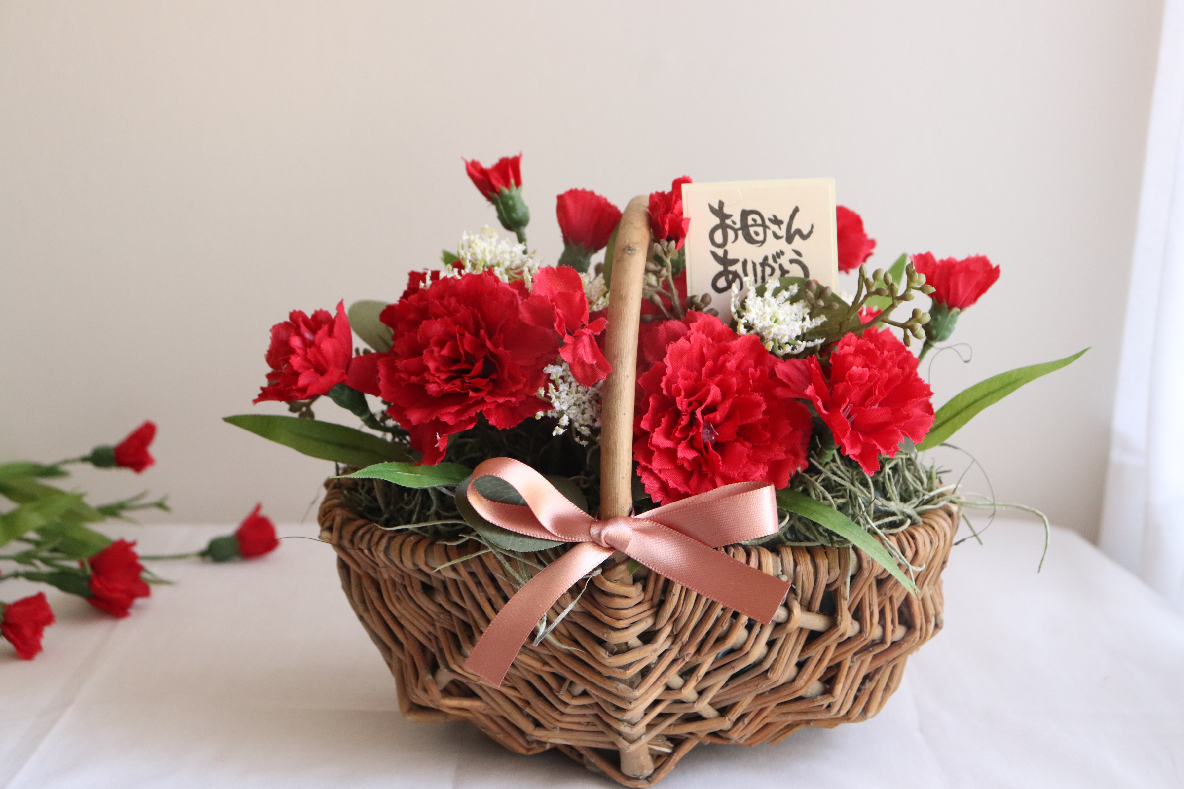 【母の日】カーネーションのバスケットアレンジ　枯れない手入れ不要　★特集掲載品