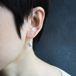 Baroque pearl earring_巴洛克珍珠耳環 不規則形珍珠 淡水珍珠 銀白色 第4張的照片