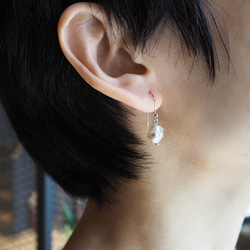 Baroque pearl earring_巴洛克珍珠耳環 不規則形珍珠 淡水珍珠 銀白色 第2張的照片