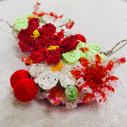 oya刺繍ピアス　ライトグリーンのお花がか目を引く　サクランボが揺れて　伝統工芸品　1点もの　1120 7枚目の画像