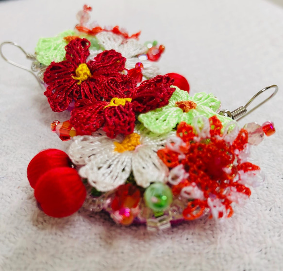 oya刺繍ピアス　ライトグリーンのお花がか目を引く　サクランボが揺れて　伝統工芸品　1点もの　1120 7枚目の画像