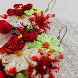 oya刺繍ピアス　ライトグリーンのお花がか目を引く　サクランボが揺れて　伝統工芸品　1点もの　1120 4枚目の画像
