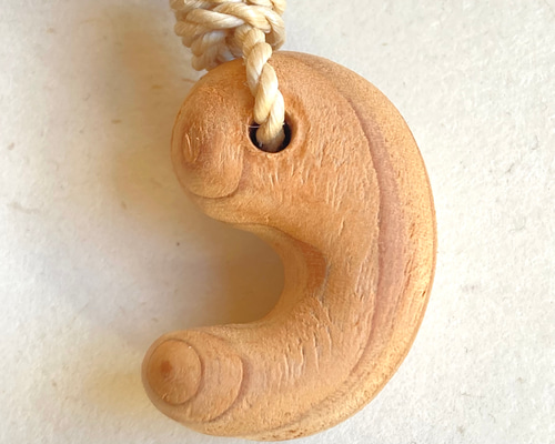 精霊が宿る 屋久杉古代勾玉 ペンダント 精麻ネックレスより紐付き