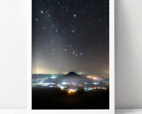 A4,A3可能】夜景に浮かぶ羊蹄山と天の川・北海道星空写真 写真
