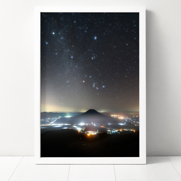 A4,A3可能】夜景に浮かぶ羊蹄山と天の川・北海道星空写真 写真