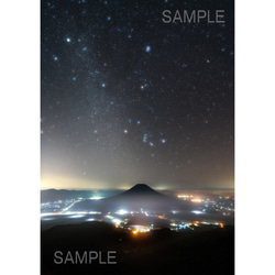 【A4,A3可能】夜景に浮かぶ羊蹄山と天の川・アートポスター 北海道星空写真 1枚目の画像