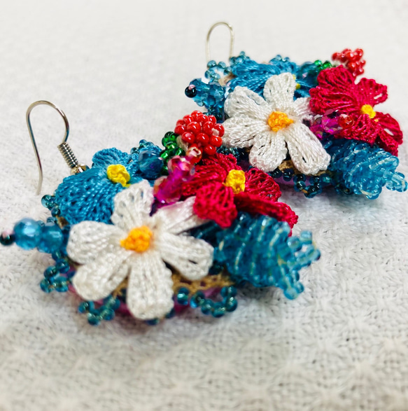 oya刺繍ピアス　ブルーとホワイトの涼しげなお花に紅一点　伝統工芸品　1点もの　1122 5枚目の画像