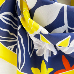 マルチクロス（大判スカーフ）｜トロピカルフラワー［ 正方形サイズ・コットン100％ ］ 4枚目の画像