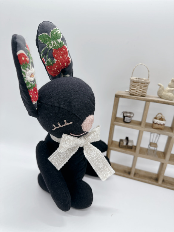 SOLD! ハンドメイド　オリジナル癒しのぬいぐるみシリーズ　〜いちご刺繍のうさちゃん〜 2枚目の画像