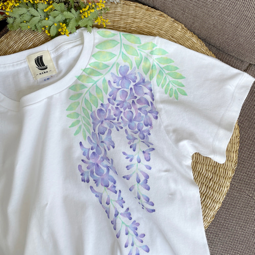 手描き藤の花柄Tシャツ ホワイト 手描きで描いた藤の花柄Tシャツ T