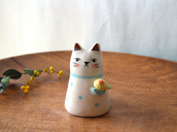 陶器で作った人形 ネコのマフィン  ( 花ポケット 2 ) 1枚目の画像