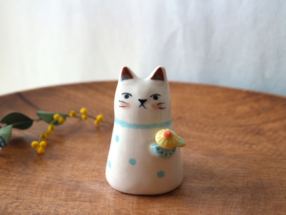 陶器で作った人形 ネコのマフィン  ( 花ポケット 2 ) 2枚目の画像