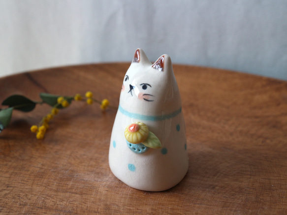 陶器で作った人形 ネコのマフィン  ( 花ポケット 2 ) 3枚目の画像