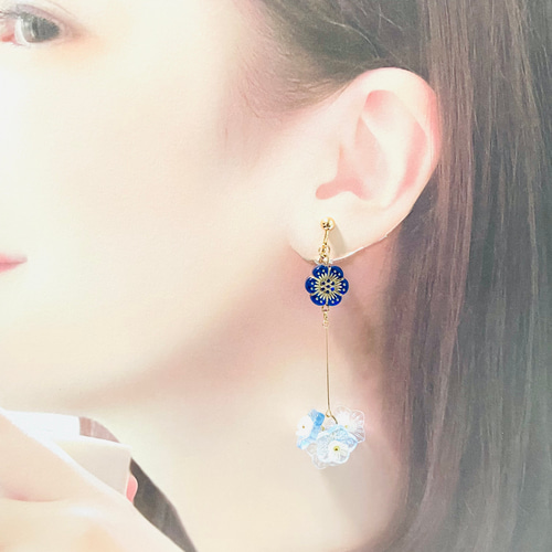 海のしずく☆チェコビーズ ブルー フラワーのゆらゆらイヤリング 金属
