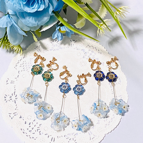 海のしずく☆チェコビーズ ブルー フラワーのゆらゆらイヤリング 金属