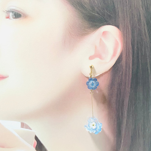 海のしずく☆チェコビーズ ブルー フラワーのゆらゆらイヤリング 金属