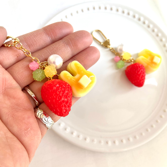 うさぎさんホットケーキと苺♡ 一つ　キーホルダー　食品サンプル　リアル　フェイクフード　個性的　ゆめかわいい 6枚目の画像
