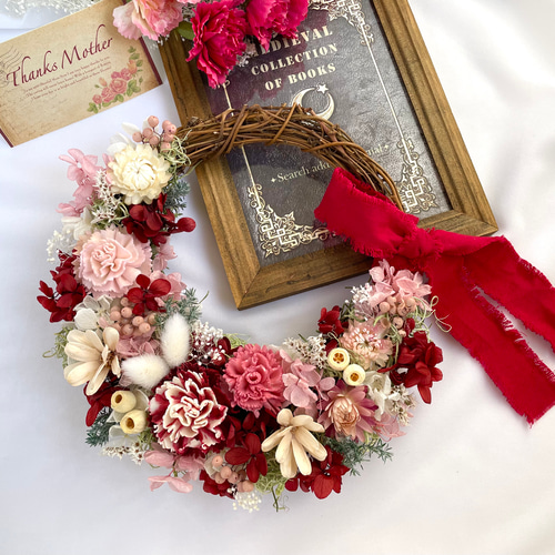 カーネーション使用ドライフラワーのナチュラルリース、リボン付き  