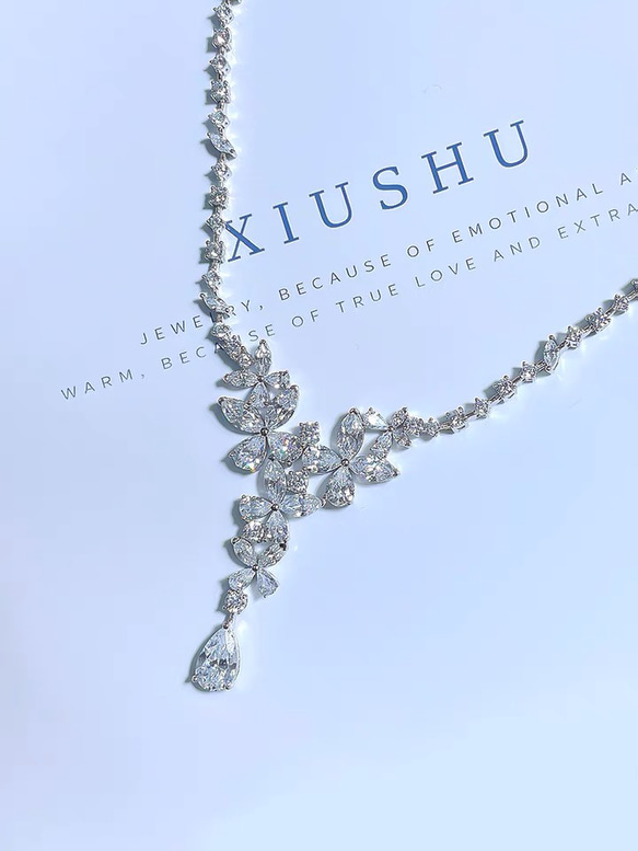 フラワー ドロップ 高炭素ダイヤモンド キラキラ ゴージャス ラグジュアリー ネックレス パーティー 花 ホワイト 白 4枚目の画像