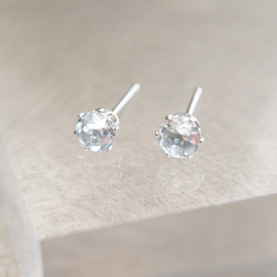 アクアマリン 一粒ピアス ４ｍｍ　3月誕生石　サージカルステンレス　金属アレルギー対応　天然石　つけっぱなし　小粒　 4枚目の画像