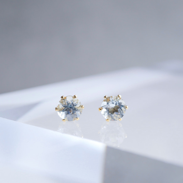 アクアマリン 一粒ピアス ４ｍｍ　3月誕生石　サージカルステンレス　金属アレルギー対応　天然石　つけっぱなし　小粒　 1枚目の画像