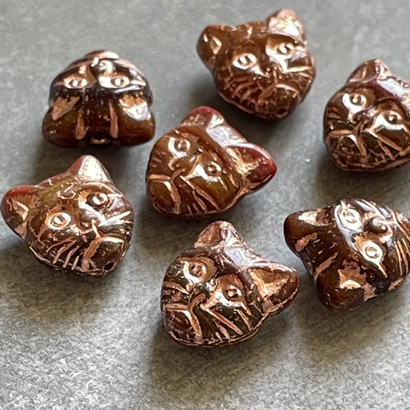 ネコのチェコガラスビーズ2ヶ入（縦穴タイプ）｜ブラウン（茶）×コパー（銅） 9枚目の画像