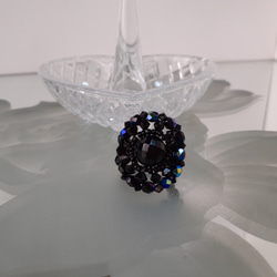 黒オーロラ、カットキラキラ丸玉ビーズリング 2枚目の画像
