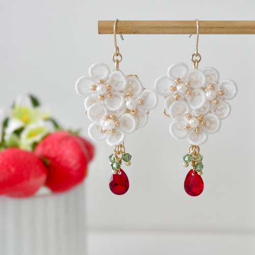 1点もの】いちごの花ピアス/イヤリング (オーガンジー刺繍/フラワー/春 