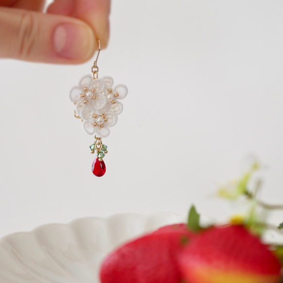 【1点もの】いちごの花ピアス/イヤリング　(オーガンジー刺繍/フラワー/春/苺/大人可愛い/プレゼント/ギフト) 8枚目の画像