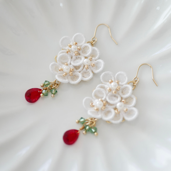 【1点もの】いちごの花ピアス/イヤリング　(オーガンジー刺繍/フラワー/春/苺/大人可愛い/プレゼント/ギフト) 4枚目の画像