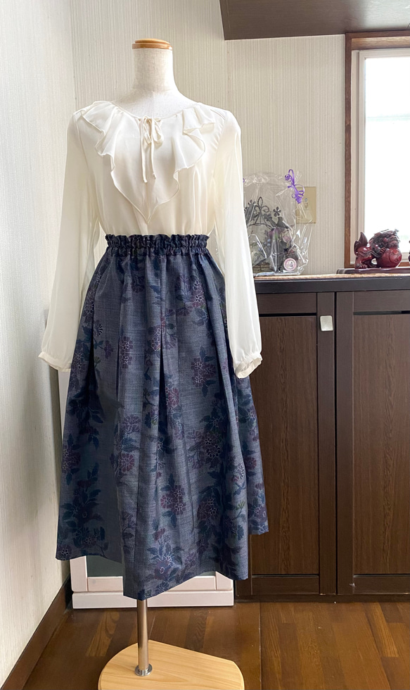 大島紬 絹 フレアスカート 花柄 ミモレ丈 着物リメイク 紺 藍  