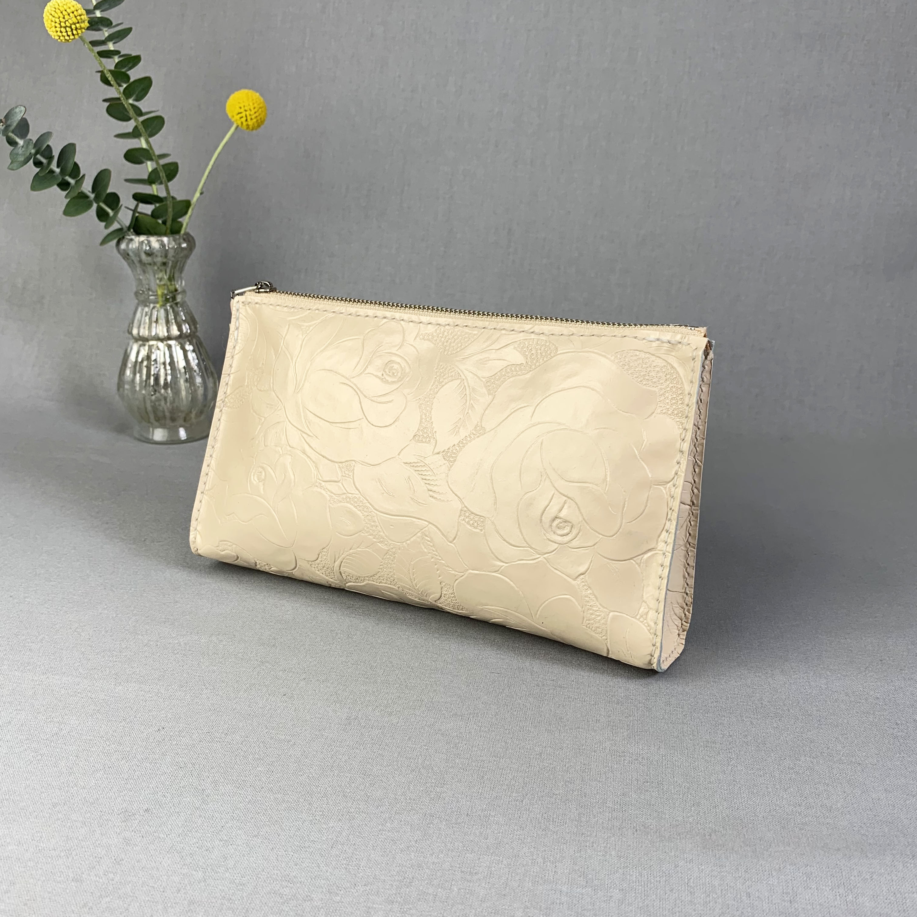 バラ柄の本革ポーチ　ポケット付き