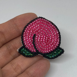 桃のヘアゴム　メタリック　ビーズ刺繡　ピンク　緑 2枚目の画像