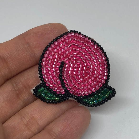 桃のヘアゴム　メタリック　ビーズ刺繡　ピンク　緑 2枚目の画像