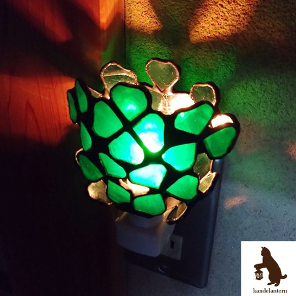 フットランプ「葉あかり みつばよつば」 ステンドグラス おやすみランプ コンセント ライト 1枚目の画像