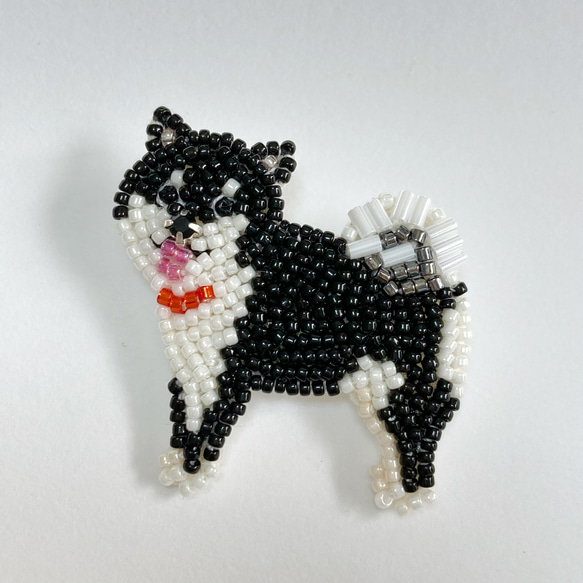 お散歩柴犬さん（黒柴）ブローチ ビーズ刺繍　オートクチュール刺繍 4枚目の画像