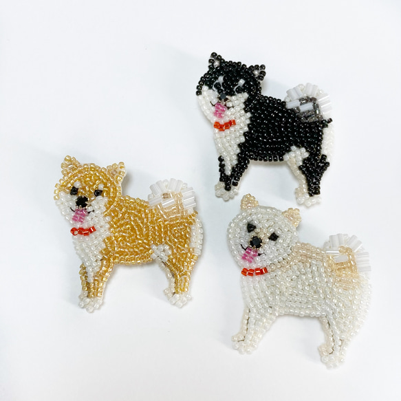 お散歩柴犬さん（黒柴）ブローチ ビーズ刺繍　オートクチュール刺繍 1枚目の画像