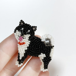 お散歩柴犬さん（黒柴）ブローチ ビーズ刺繍　オートクチュール刺繍 2枚目の画像