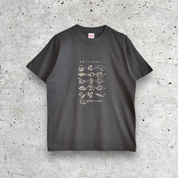 Tシャツ「しりとり　水の中の生きものたち」スミ色 2枚目の画像