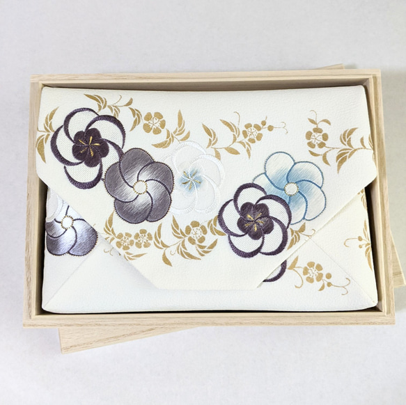 【天然染色日本刺繍】数寄屋袋「季を待つ花」 2枚目の画像