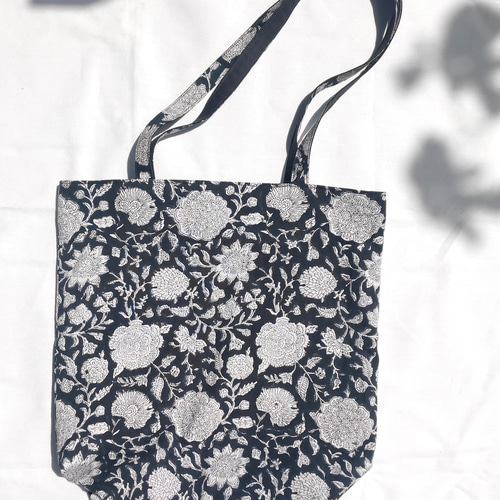 ネイビーに白い花のブロックプリントのトートバッグ トートバッグ