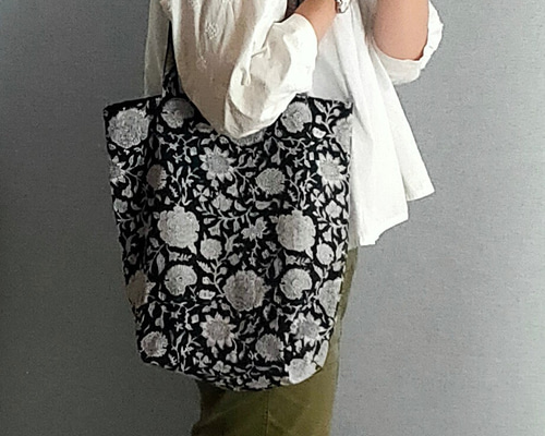 花と昆虫のネイビーメッシュトートバッグ 77186d018a5821d371439b10681621