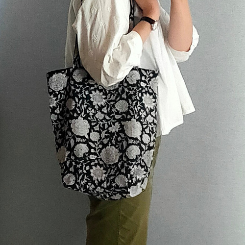 ネイビーに白い花のブロックプリントのトートバッグ トートバッグ