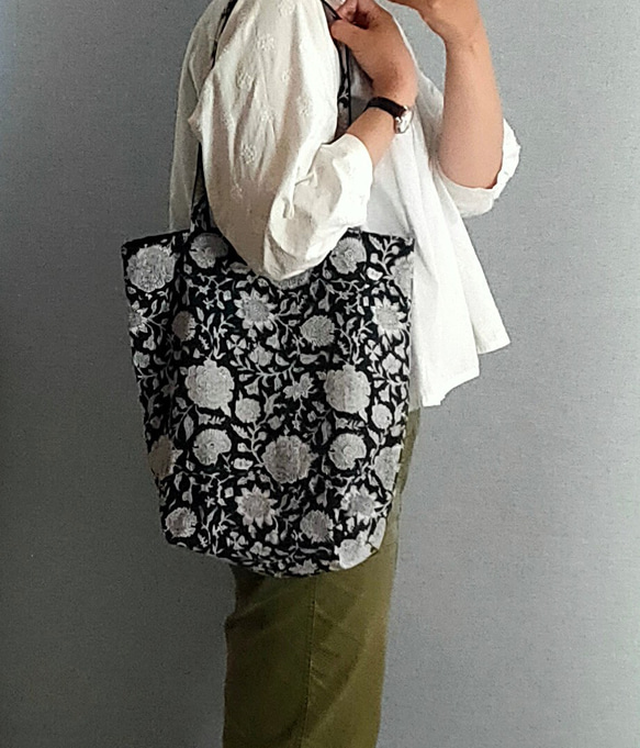 ネイビーに白い花のブロックプリントのトートバッグ トートバッグ