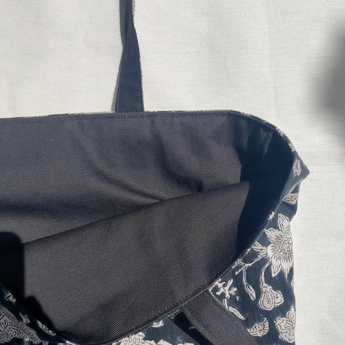 ネイビーに白い花のブロックプリントのトートバッグ トートバッグ