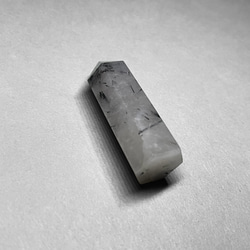 black tourmaline in quartz point/ブラックトルマリンインクォーツポイント : グレーA 3枚目の画像